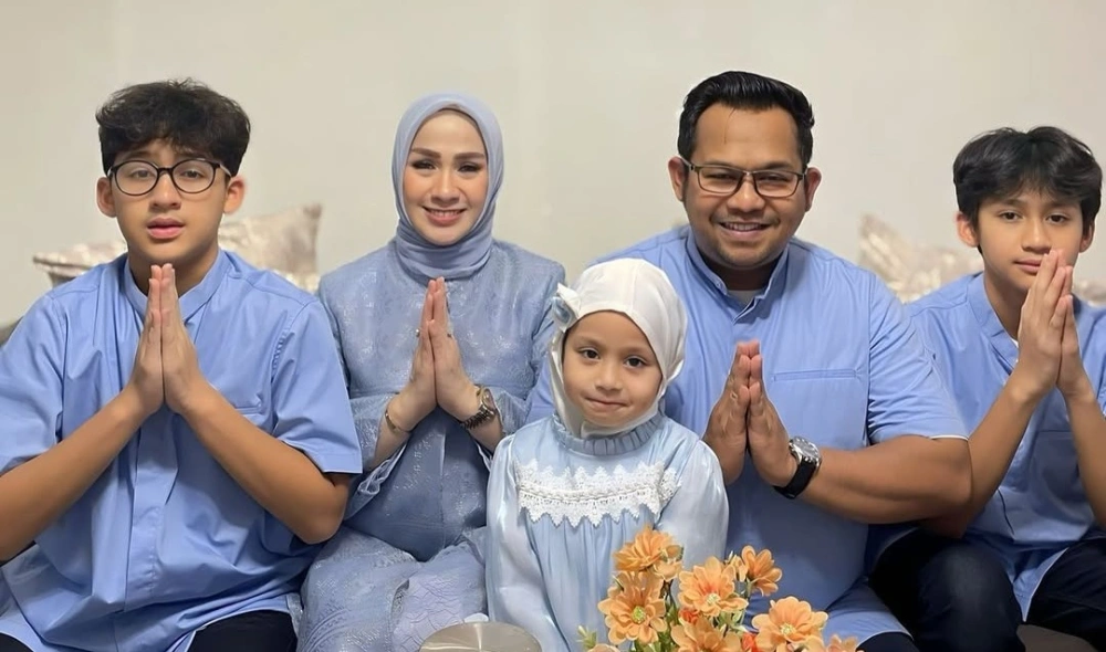 Bedu bersama tiga anaknya serta Irma Kartika Anggraeni yang kini keduanya telah resmi  cerai. [Instagram @beddu17]
